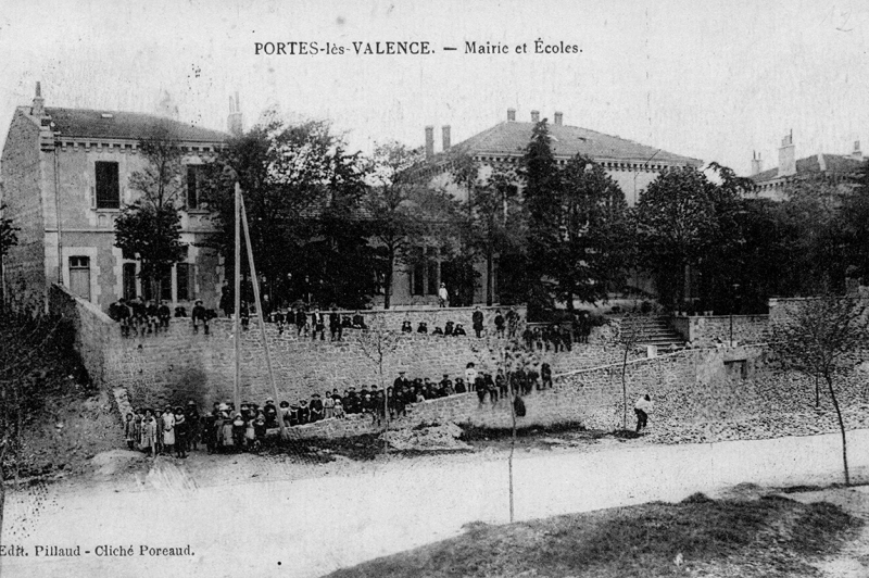 Ecoliers devant l'ancienne mairie-école