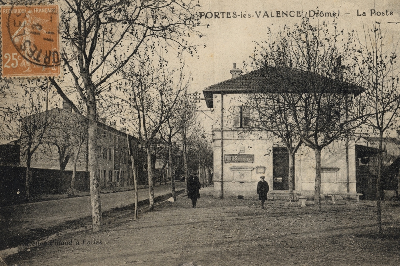 La place de la mairie et la poste