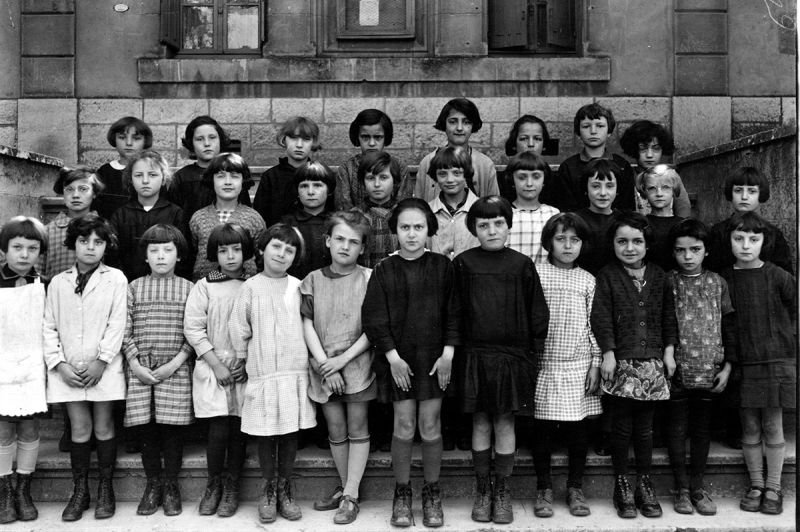 Classe de filles devant l'ancienne école