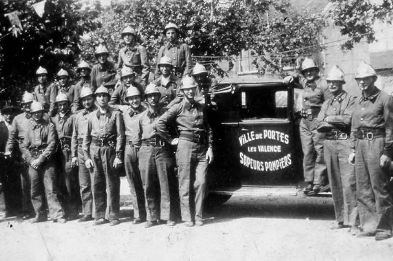 Les premiers pompiers de Portes-lés-Valence, formés en 1944