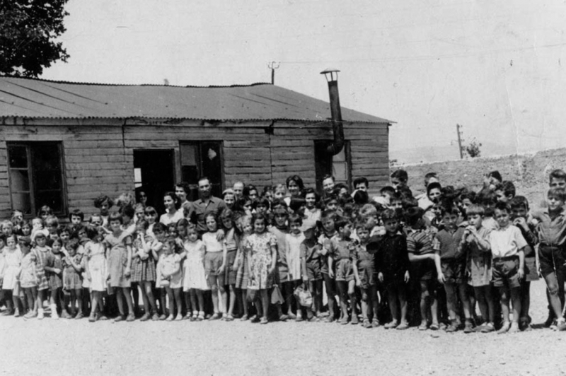 Elèves devant la cantine provisoire de l'école aprés les bombardements d'août 1944