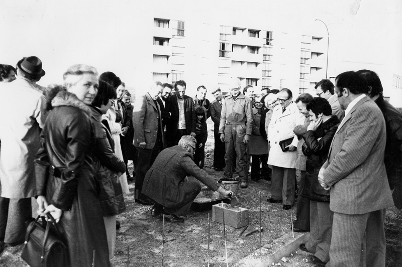 Pose de la 1ère pierre de la résidence Louise Michel