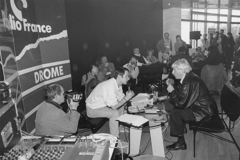 Jean Ferrat en interview au train théâtre.jpg