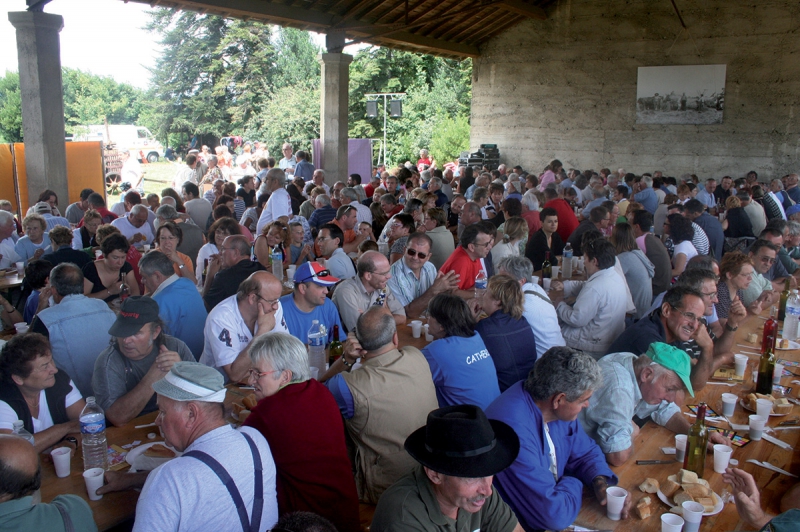 Fête champêtre à l'occasion du centenaire de la commune : repas sous grange