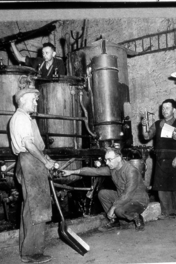 1950 - agriculture distillerie raymond ( Scène de distillerie chez la famille Reymond)