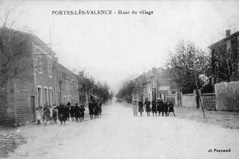 Ecoliers sur la route principale