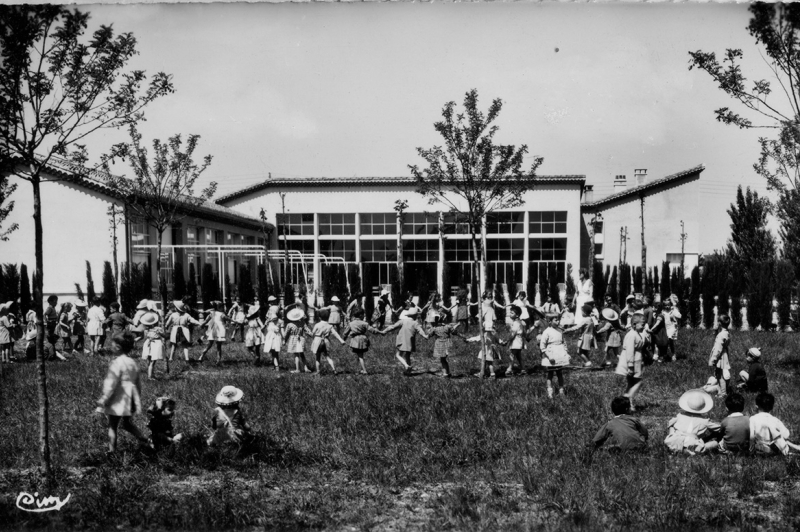 Scéne de jeux dans la cour d'école Anatole France