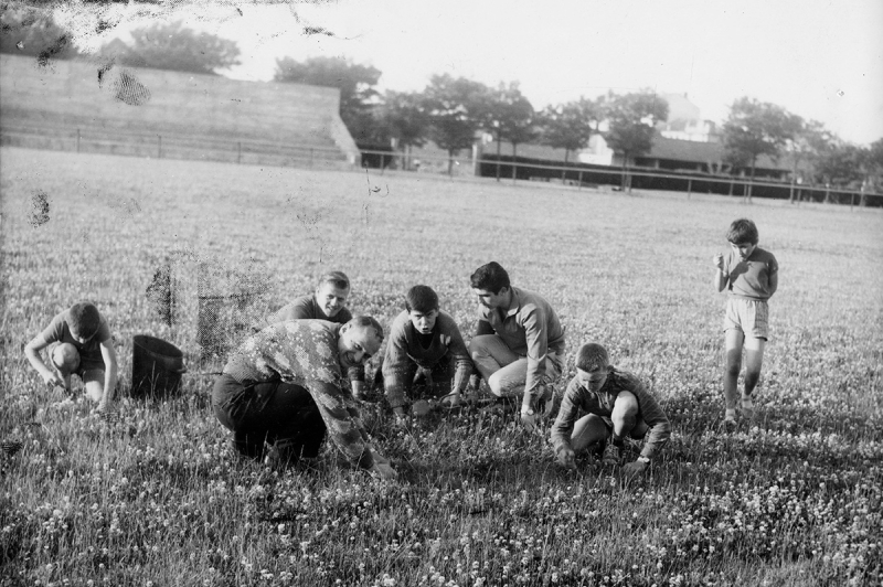 Ramassage de cailloux au stade